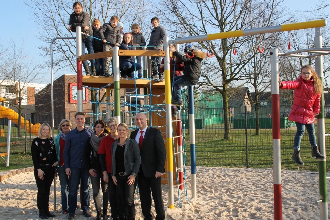 Unterstützung beim Klettergerüst der Marienwasser Schule